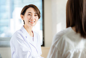 診察時は女性スタッフも同席女性の治療もお任せください